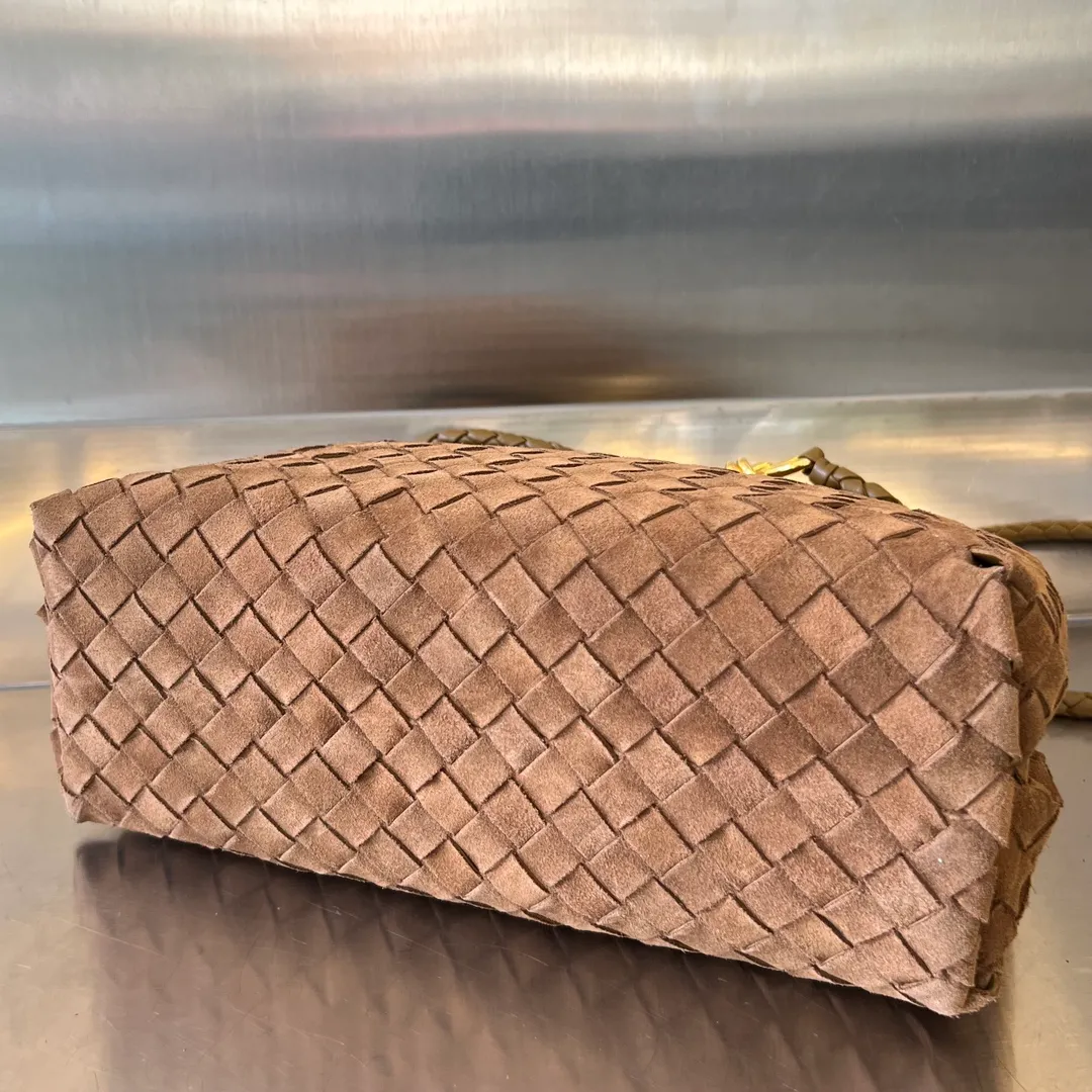 Batch 2360 #Bottega Veneta Yangjin Andiamo handbag, many stars have the same style 🎈 743572 Classic full-body leather weaving with golden knot buckle, stable and chic enough [Proud] The whole body is made of Nappa sheep leather, comfortable, soft and dynamic. The sliding metal knot buckle can adjust the shoulder strap, single shoulder/handbag/crossbody, multiple carrying methods, large bag capacity Suitable for commuting/daily use/traveling. This bag is divided into small/medium/large sizes. There is always one that suits you. Then take me with you🎀🎀 Size: 32.5x24x12 p3040